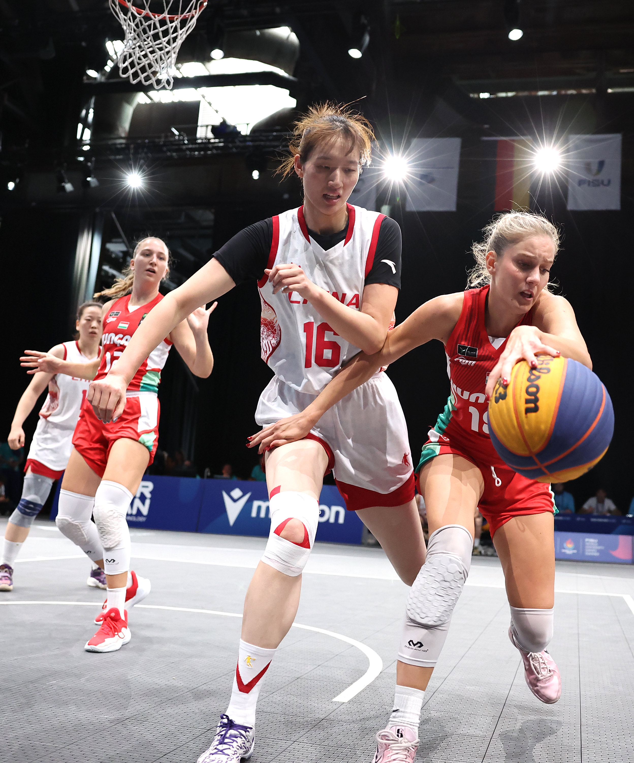 女子篮球联赛球队在最新比赛中杀出重围