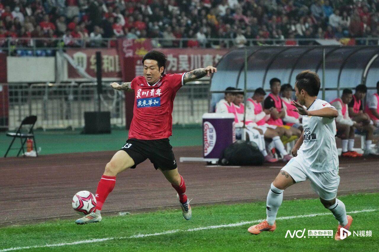 比分胶着的比赛引发球迷热情高涨