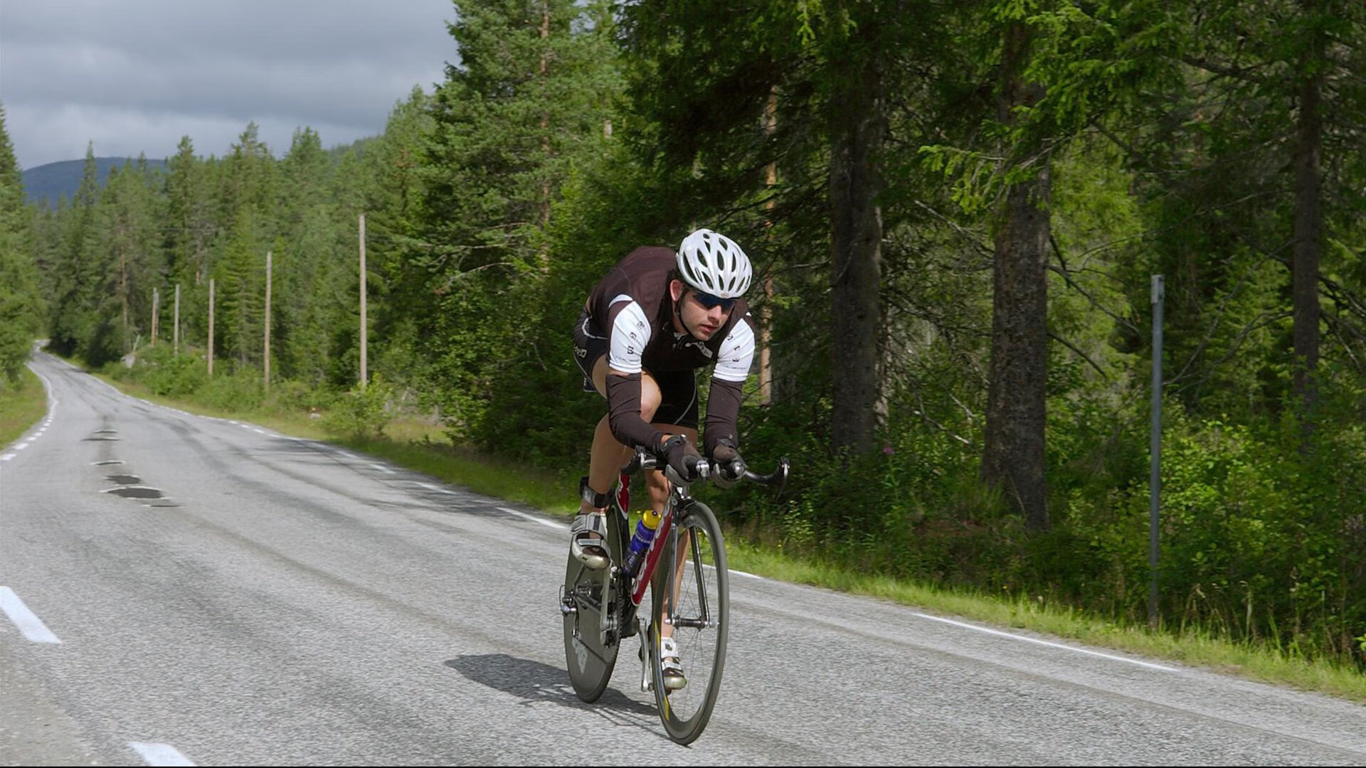 赛道上的魔法师，哈利伯顿在F1揭幕战之夜点燃赛场