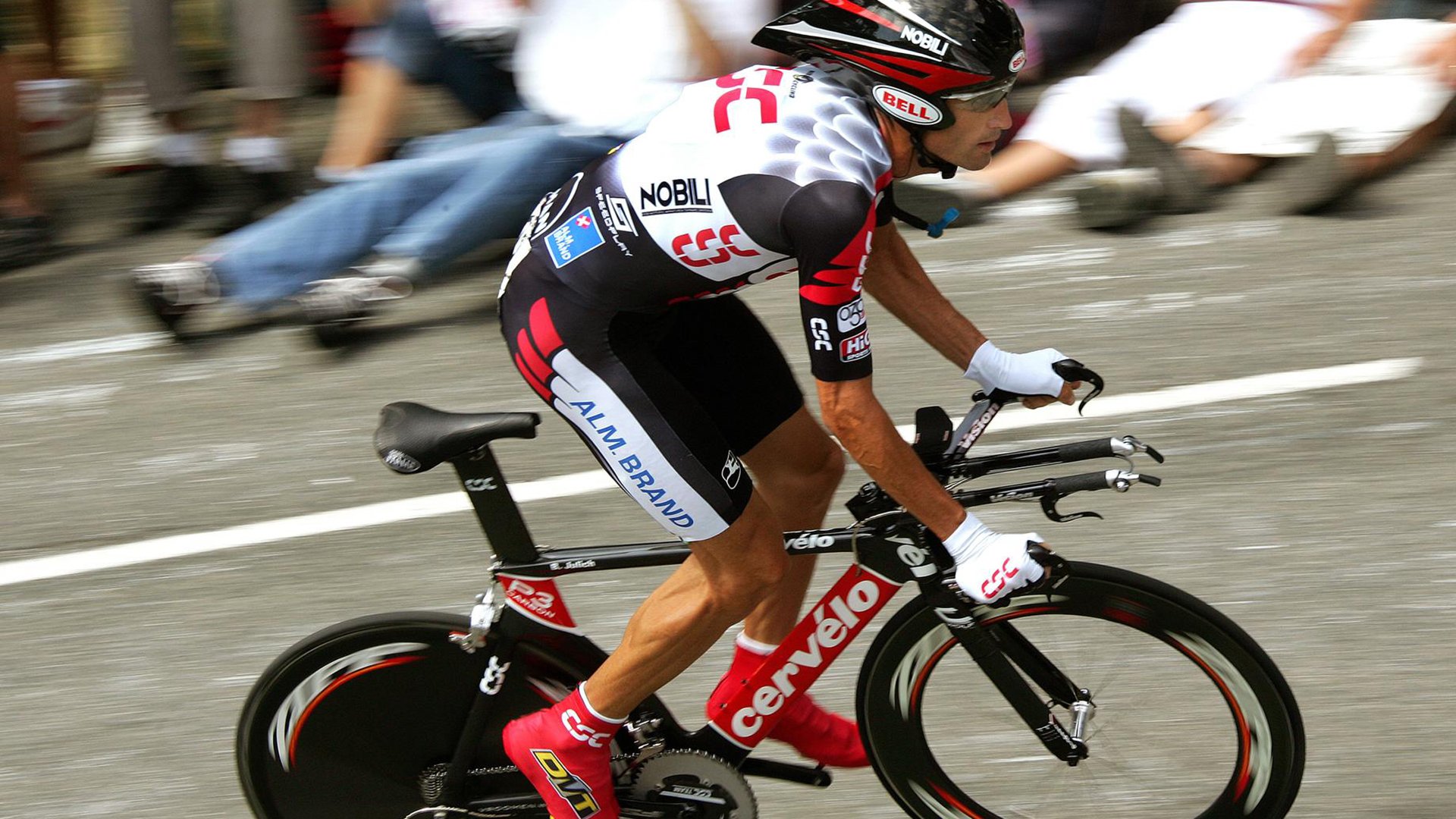 赛道奇迹,红牛二队险胜梅赛德斯,塞恩斯统治全场